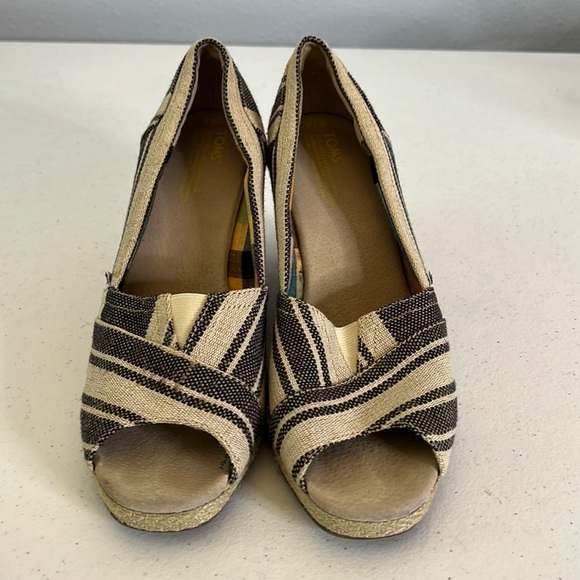 TOMS Espadrille Textile Khaki Tan and Black Open Toe Wedge Size 9.5 - Picture 3 of 10